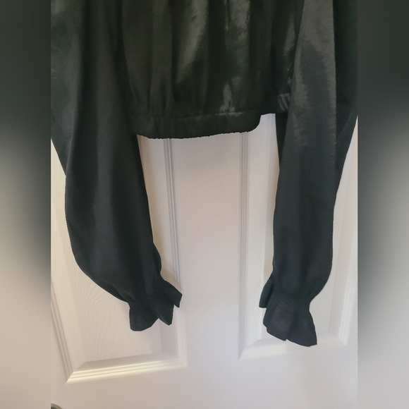 Elegant Black Puff Sleeve Crop Top - Picture 6 of 7